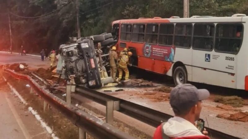 Vídeo: batida entre ônibus e carreta deixa pelo menos 10  feridos e fecha a rodovia MG-030