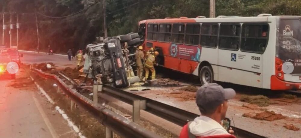 Vídeo: batida entre ônibus e carreta deixa pelo menos 10  feridos e fecha a rodovia MG-030