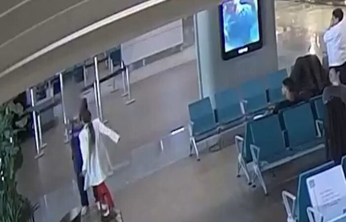 “Macaco, preto”. Vídeo flagra momento em que mulher ataca funcionário de aeroporto