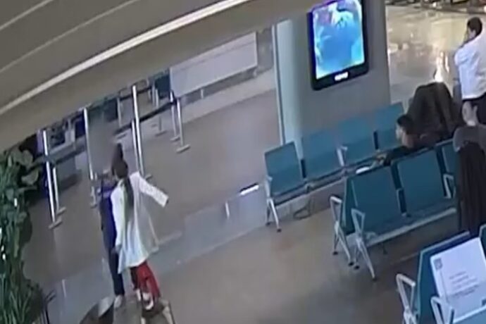 “Macaco, preto”. Vídeo flagra momento em que mulher ataca funcionário de aeroporto