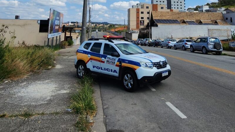 Idosa perde controle do carro e provoca colisão na avenida São João, em Itaúna