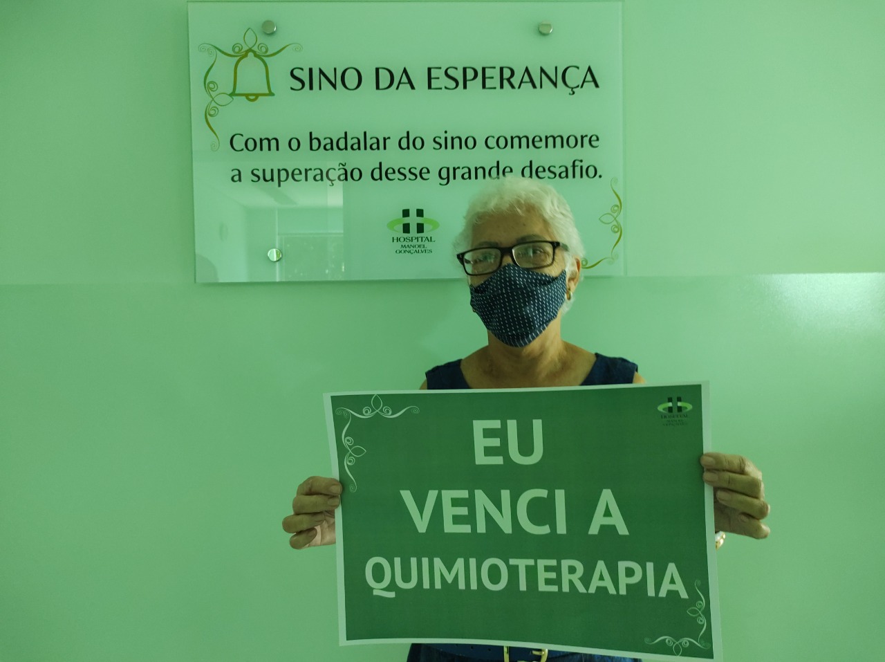 Primeira paciente a receber alta na oncologia do HMG inaugura “Sino da Esperança”