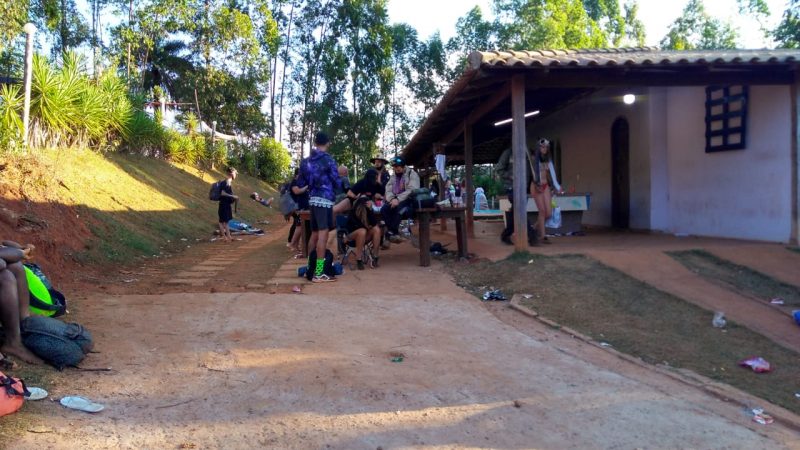 PM encerra festa rave clandestina na zona rural de Itaúna