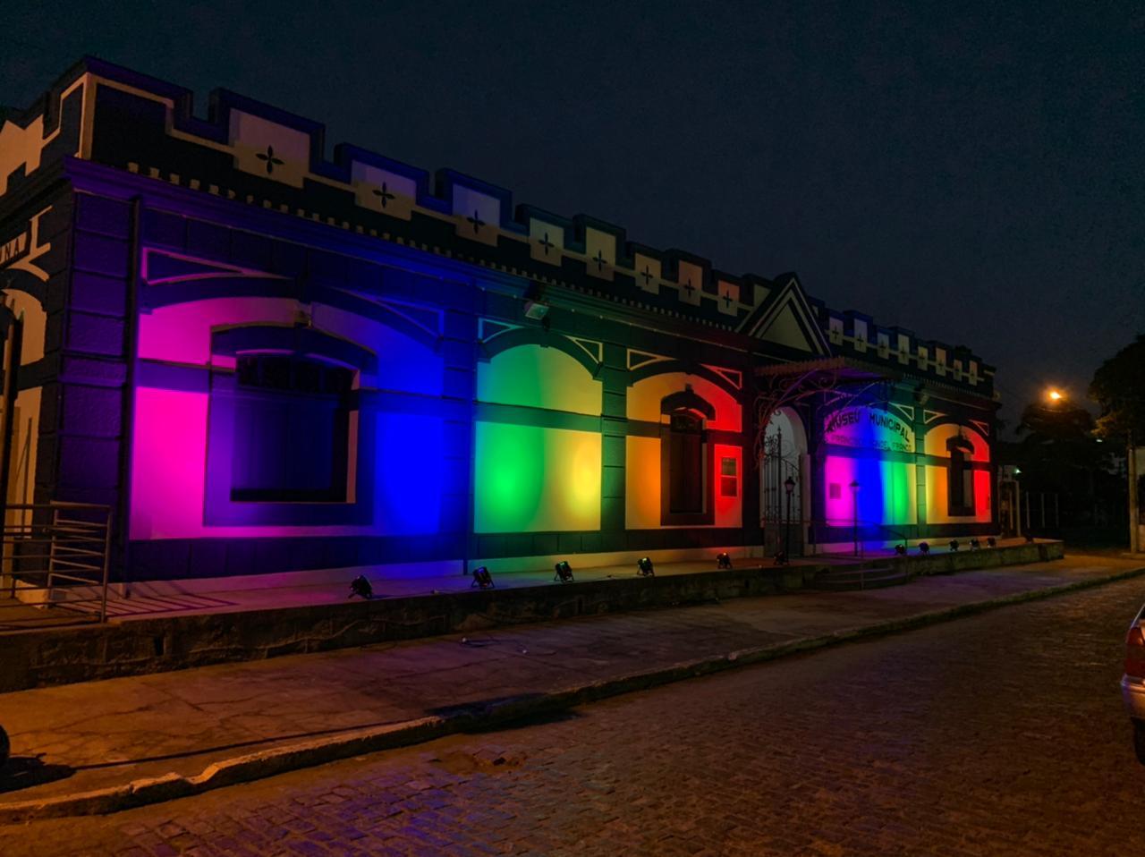 Iluminação especial homenageando comunidade LGBTQIA+ repercute na cidade e região