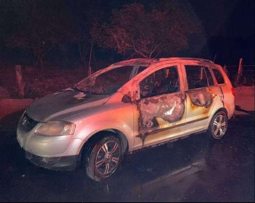 Assaltantes incendeiam carro da vítima