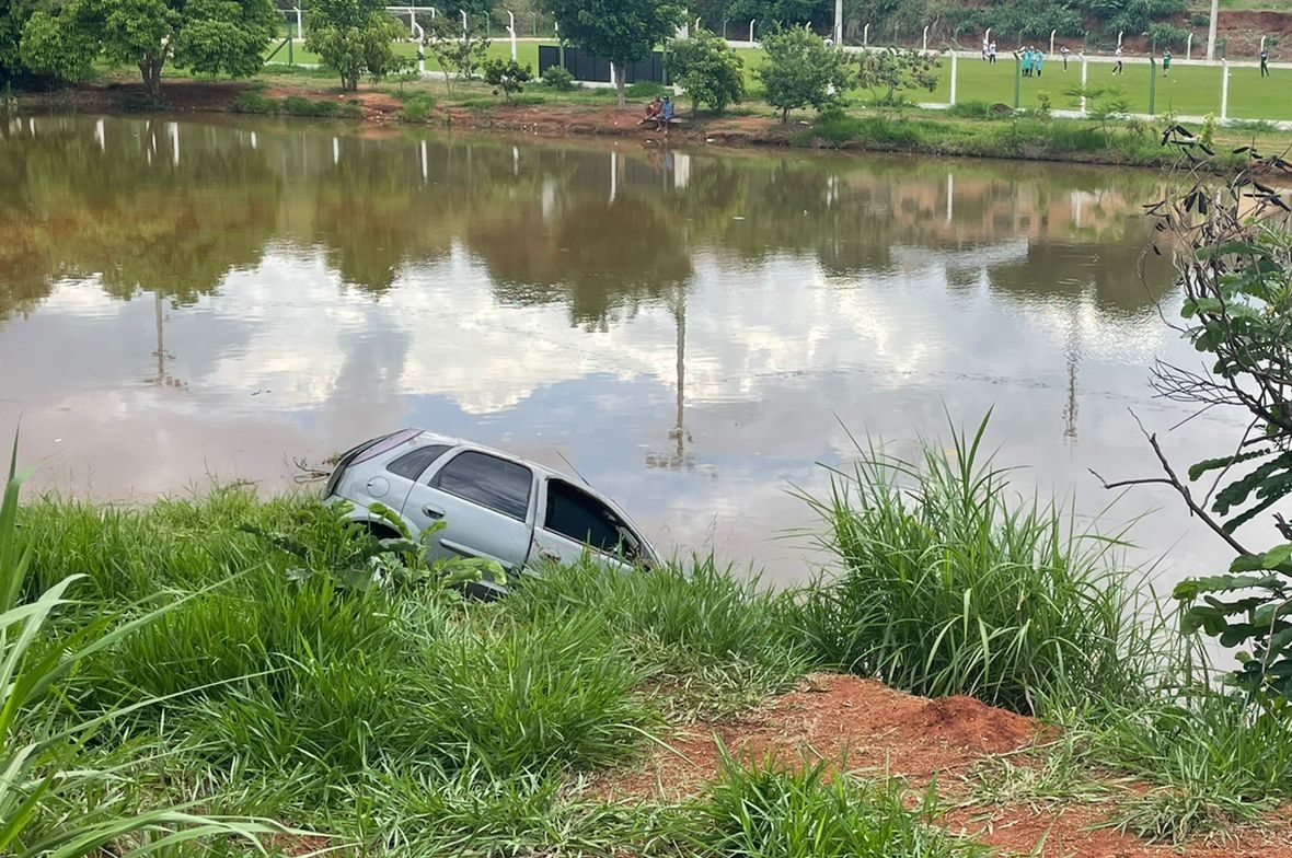 ATUALIZADO – Carro cai em lagoa depois de batida; uma mulher morre