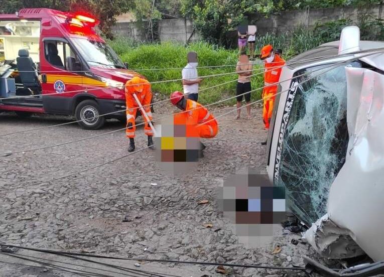 Carro colide com poste e um homem morre em Itaúna