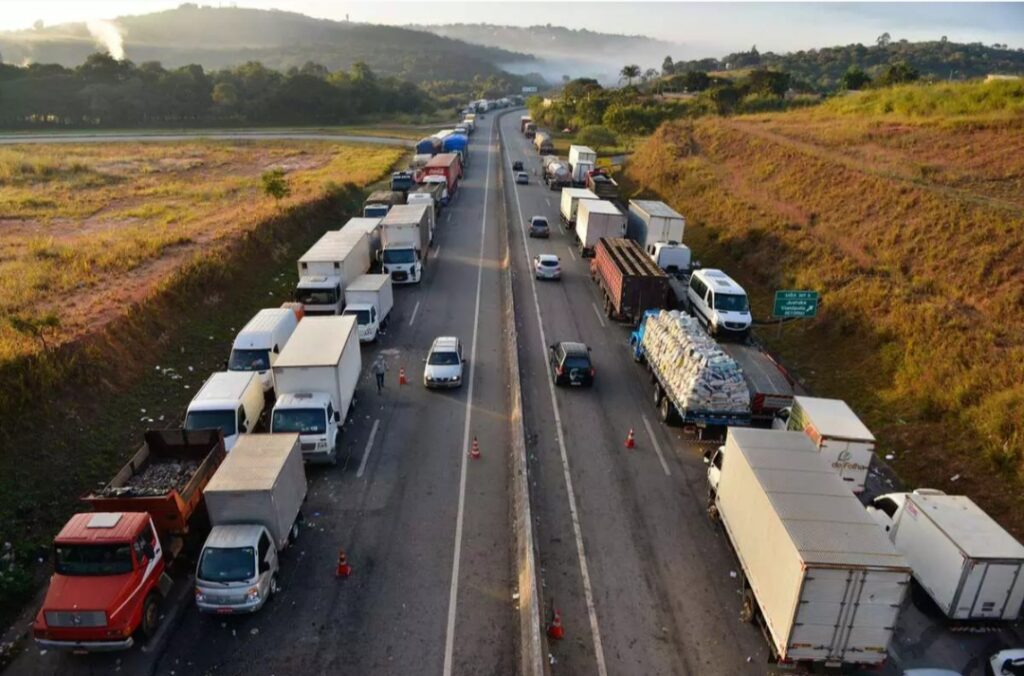 Caminhoneiros iniciam greve; Justiça proibiu bloqueio de rodovias