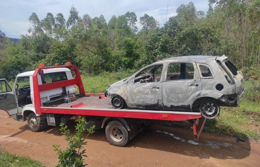 Carro usado em tentativa de homicídio, com vários tiros, é incendiado no Córrego do Soldado