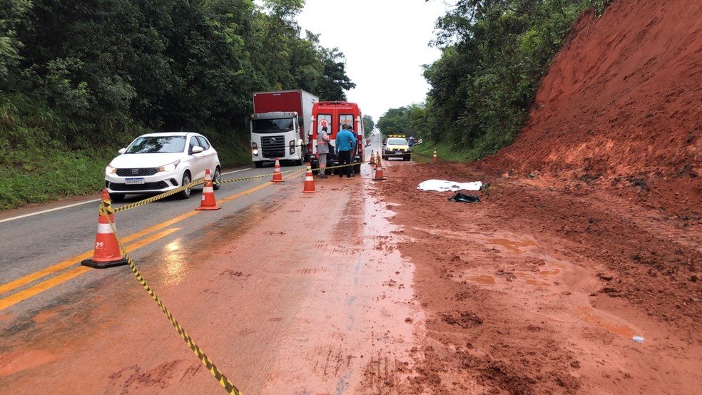 Mulher morre atropelada na MG 050