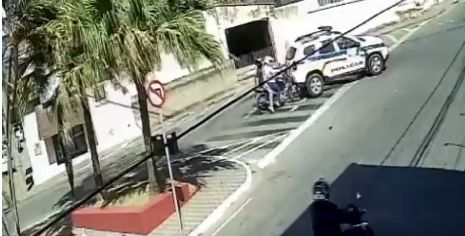 Vídeo: motociclista bate na traseira de viatura policial parada