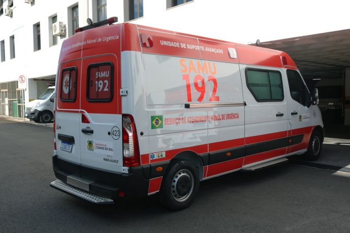 Dois carros, um deles com crianças, batem na travessia da linha férrea no domingo