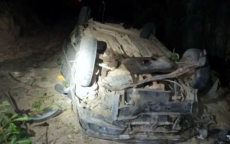 Carro capota, cai em ribanceira e motorista é retirado pelos Bombeiros