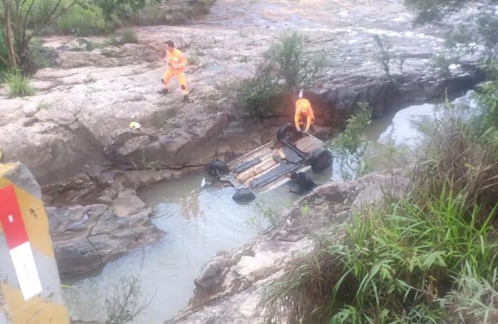 Carro caiu no “poção” para evitar atropelamento de animal; vítimas foram socorridas por terceiros