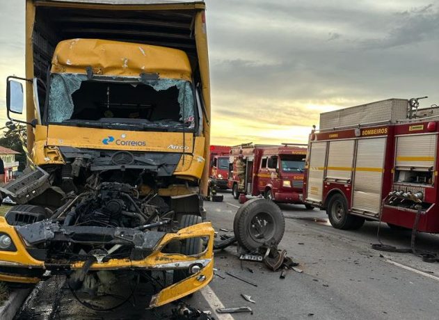 Caminhão dos Correios bate na traseira de outro caminhão na MG 050, em Mateus Leme