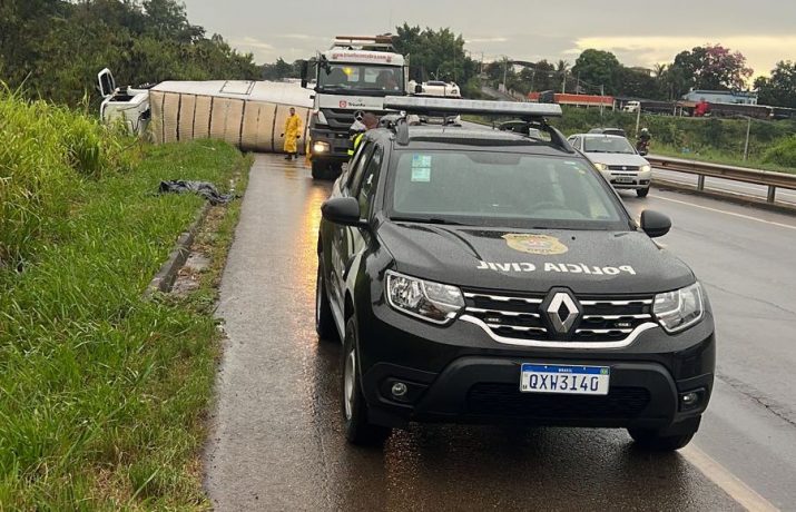 Vídeo: Carreta tomba com grande quantidade de sabão falsificado em Nova Serrana