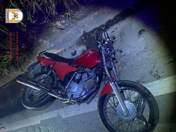 Motociclista morre ao bater de frente com um caminhão e ser atropelado por outro