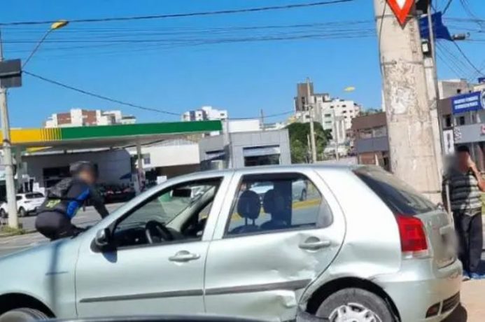 Mais um acidente na rotatória da Rua Silva Jardim, desta vez entre três carros