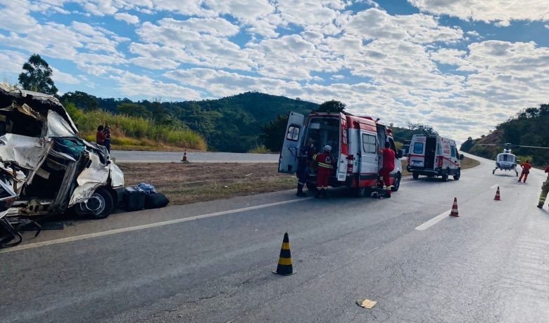 Vídeo: vítima de acidente entre carreta e van na BR 262 é socorrida por helicóptero