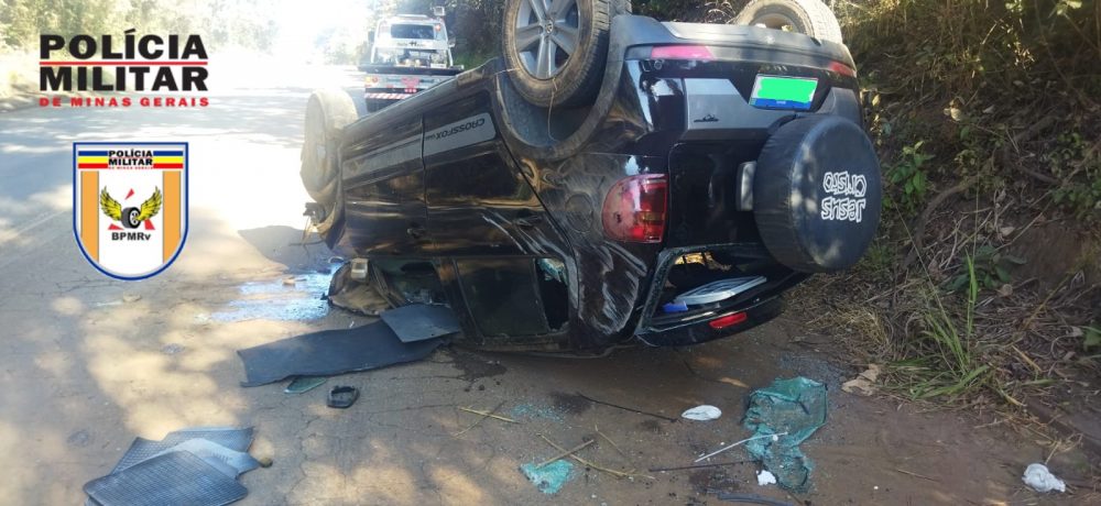 Carro capota ao bater na traseira de outro que reduziu a velocidade na MG-431, em Itaúna