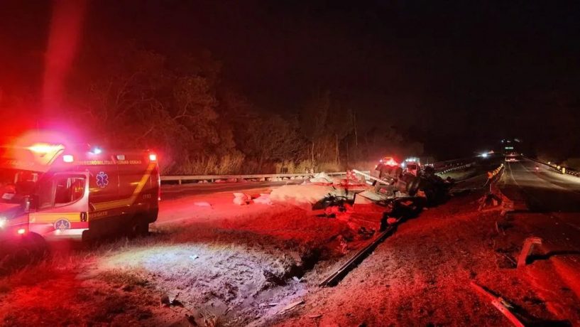 Carreta tomba e motorista morre preso às ferragens na BR-262 em Nova Serrana