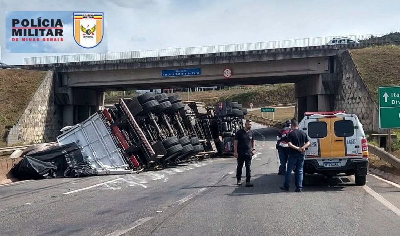 Vídeo: carreta com carregamento de bobinas de papel tomba na MG 050 em Itaúna