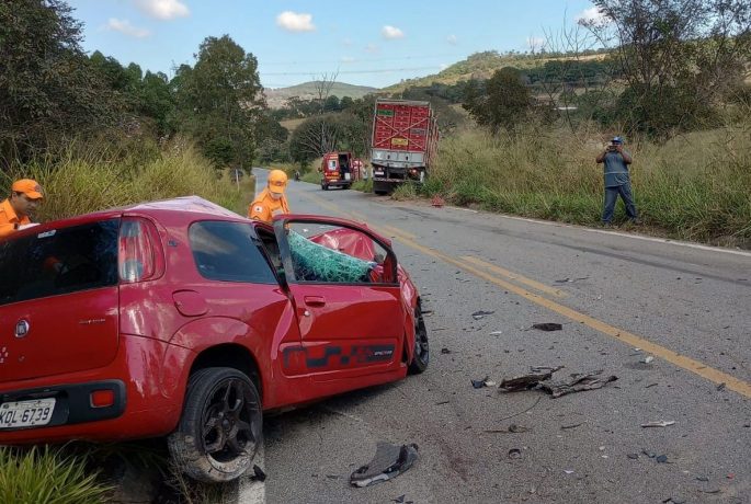 Carro entra na contramão e colide com caminhão; motorista morre na hora