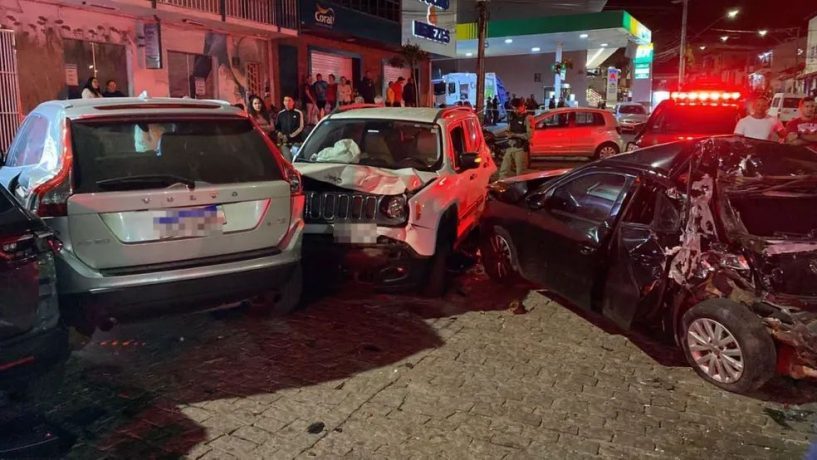 Vídeos: ônibus desgovernado bate em 12 veículos em Diamantina