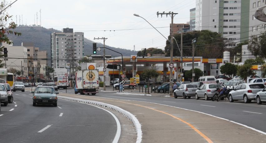 Envolvidos em acidente entre dois carros e um caminhão na Avenida Jove Soares não se feriram