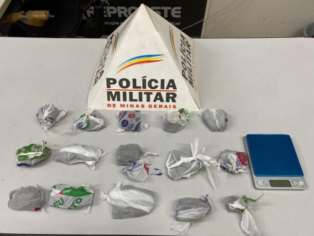 Polícia Militar apreende maconha e balança de precisão com dois adolescentes