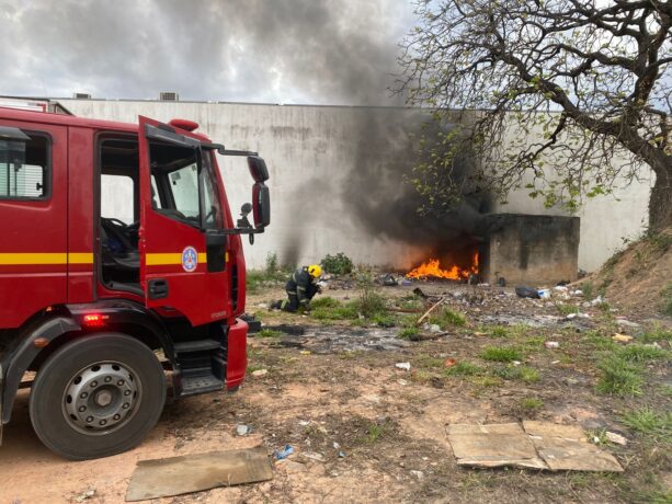 Vídeo: homem morre carbonizado em incêndio em galpão em Divinópolis  