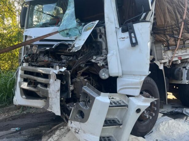 Motorista fica preso às ferragens em colisão entre carreta e caminhão