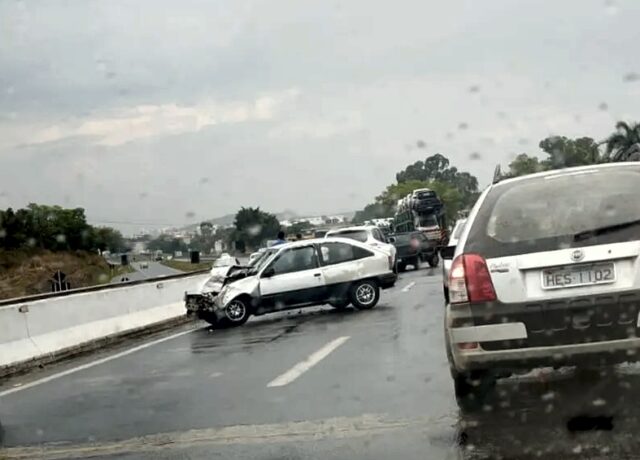 Vídeo: engavetamento com dez veículos interdita parte da MG-050, em Divinópolis