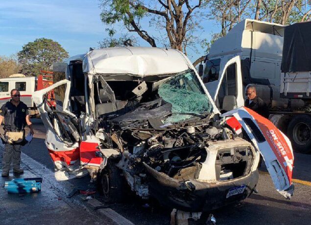 Ambulância bate em traseira de caminhão e três pacientes ficam feridos