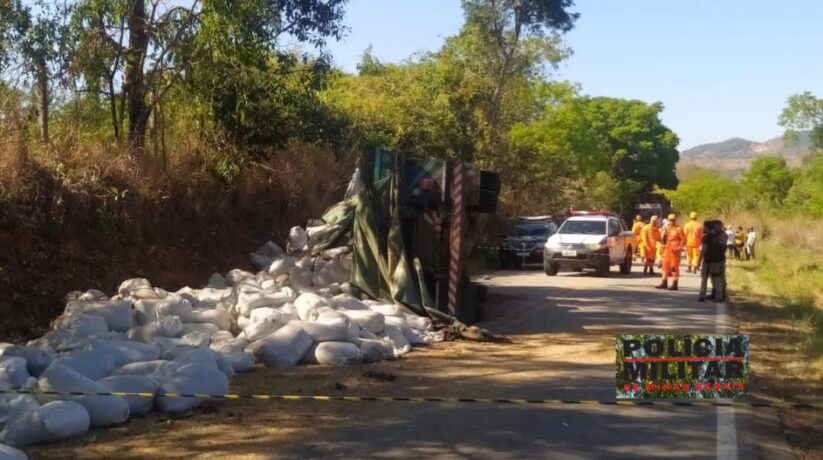 Motorista morre depois de tombamento de carga sobre seu veículo