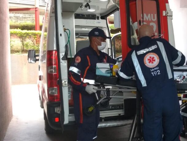 Carro e ônibus se envolvem em acidente em Itaúna, mas PM não foi acionada