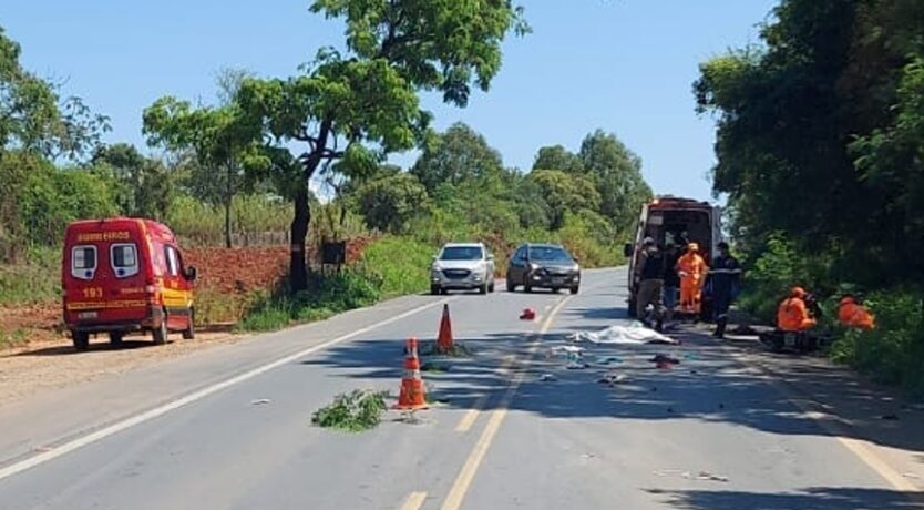 Colisão com caminhão mata a condutora e fere gravemente a passageira da motocicleta