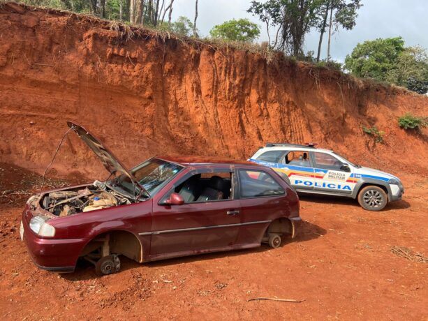 Ladrões abandonam carro furtado de idoso sem as rodas e a bateria