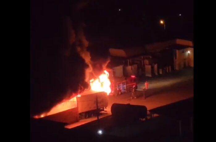 Vídeos: incêndio destrói carreta, caminhões, motocicleta e geladeiras em galpão industrial