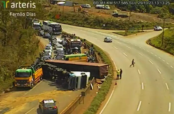 Vídeos: dois acidentes interditaram trechos da BR-381 em Itatiaiuçu e Igarapé neste domingo