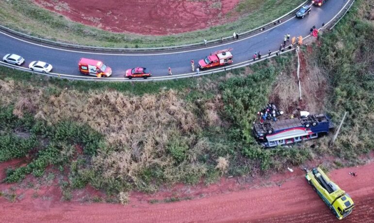 Vídeo: criança e adulto morrem após ônibus com mais de 50 ocupantes cair de ribanceira em MG