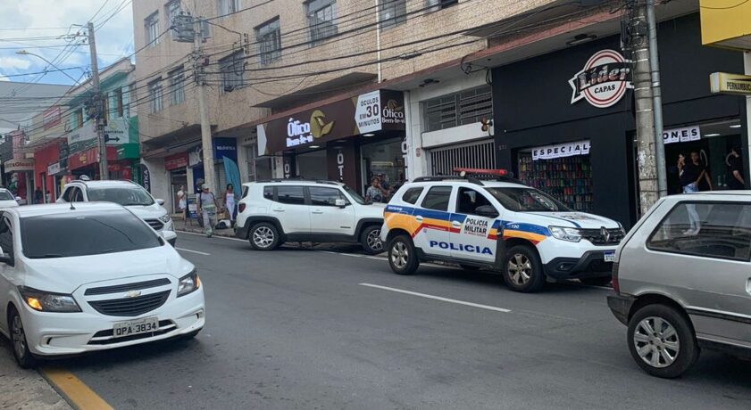 Motocicleta e Jepp se envolvem em acidente da rua Silva Jardim