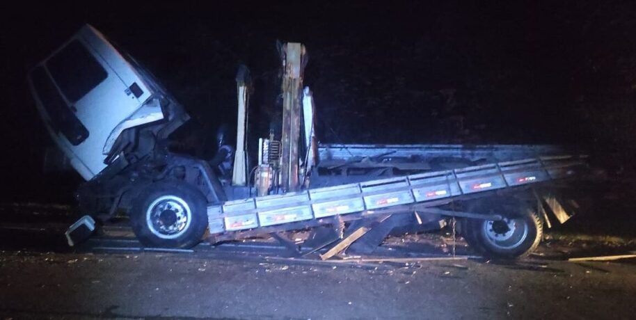 Itaúna: ajudante de caminhão em pane na MG 050 é ferido com gravidade na colisão de carreta