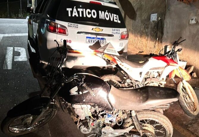 PM encontra desmanche de motos no bairro Jadir Marinho, além de drogas e armas