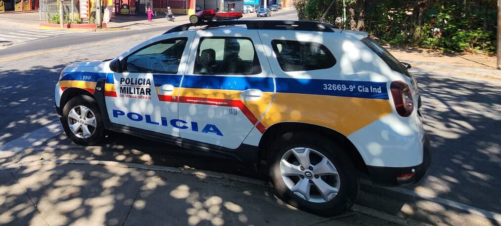 Homem foge de abordagem da PM, bate carro em poste, pula no rio, mas acaba preso