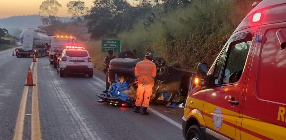 Carro com drogas capota na MG 050, ocupantes fugiram do local