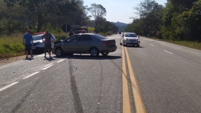 Motorista causa colisão entre carros e foge deixando para trás o irmão ferido