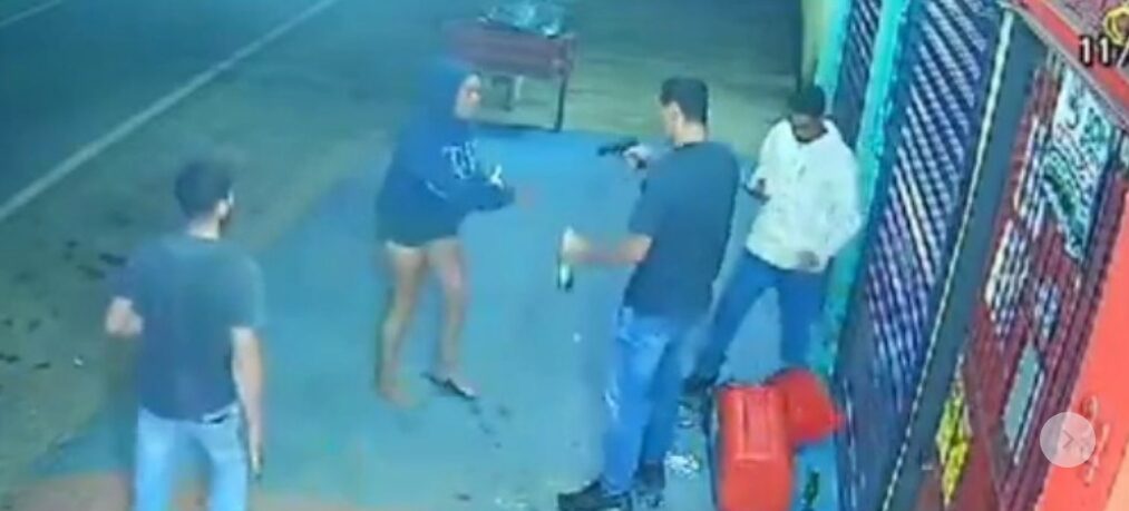 Vídeo: policial e amigo são suspeitos de agredir mulher que não quis sair com eles