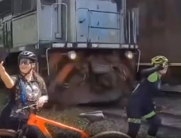 Vídeo: locomotiva atinge ciclista que se arrisca para tirar uma selfie