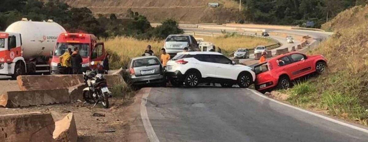 Vídeo: engavetamento entre três veículos de passeio paralisa rodovia 381 e deixa 8 feridos